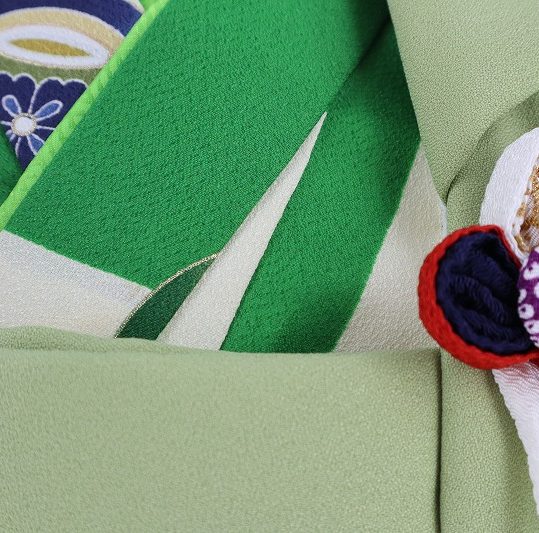 七五三 男の子被布 [3歳用] (被布)抹茶に鷹の刺繍 (着物)クリームと緑の市松に丸文No.181